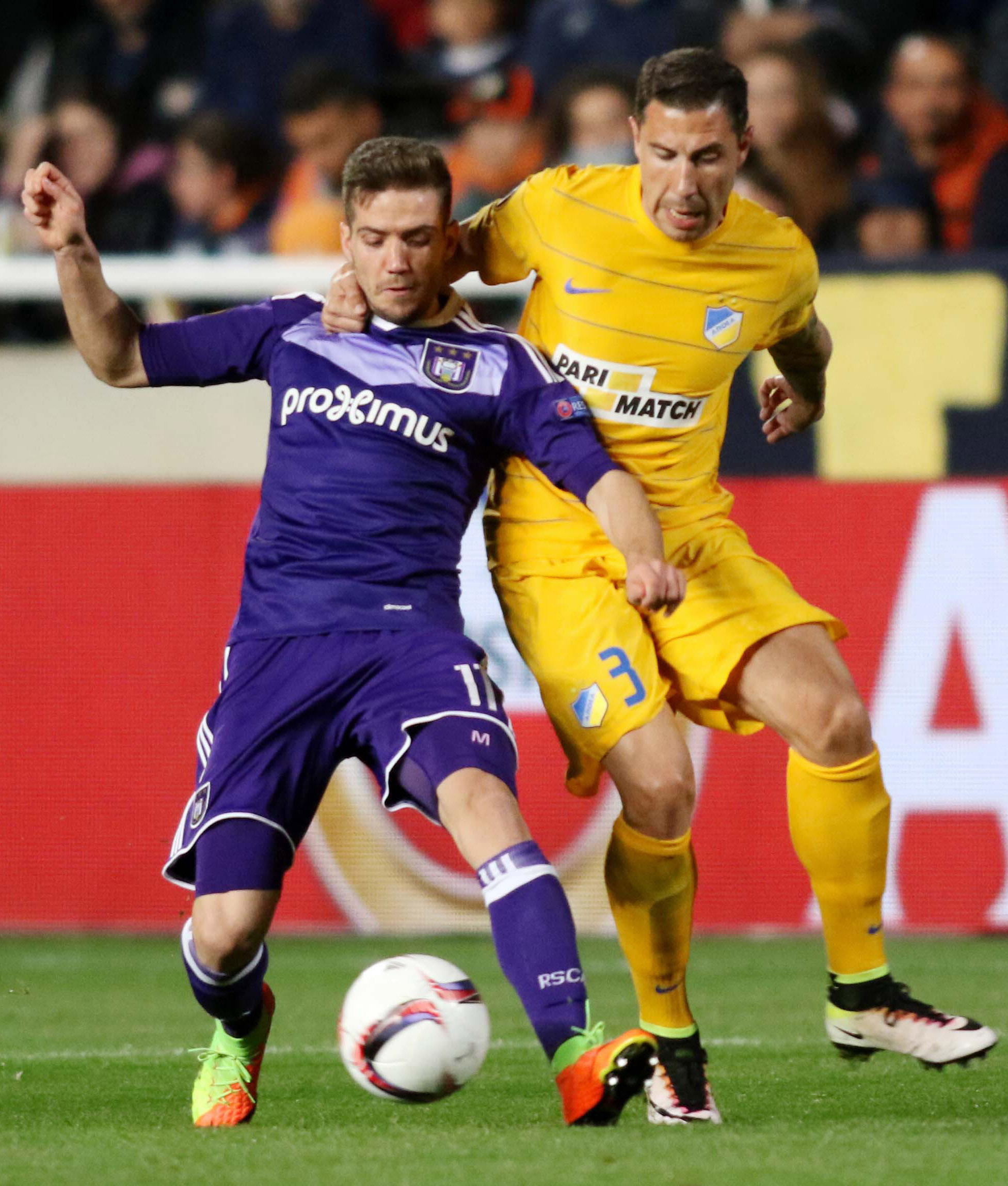 Alexandru Chipciu (stânga), încercând să protejeze mingea în timpul unui meci susținut de Anderlecht în Liga Europa. (FOTO: EPA)