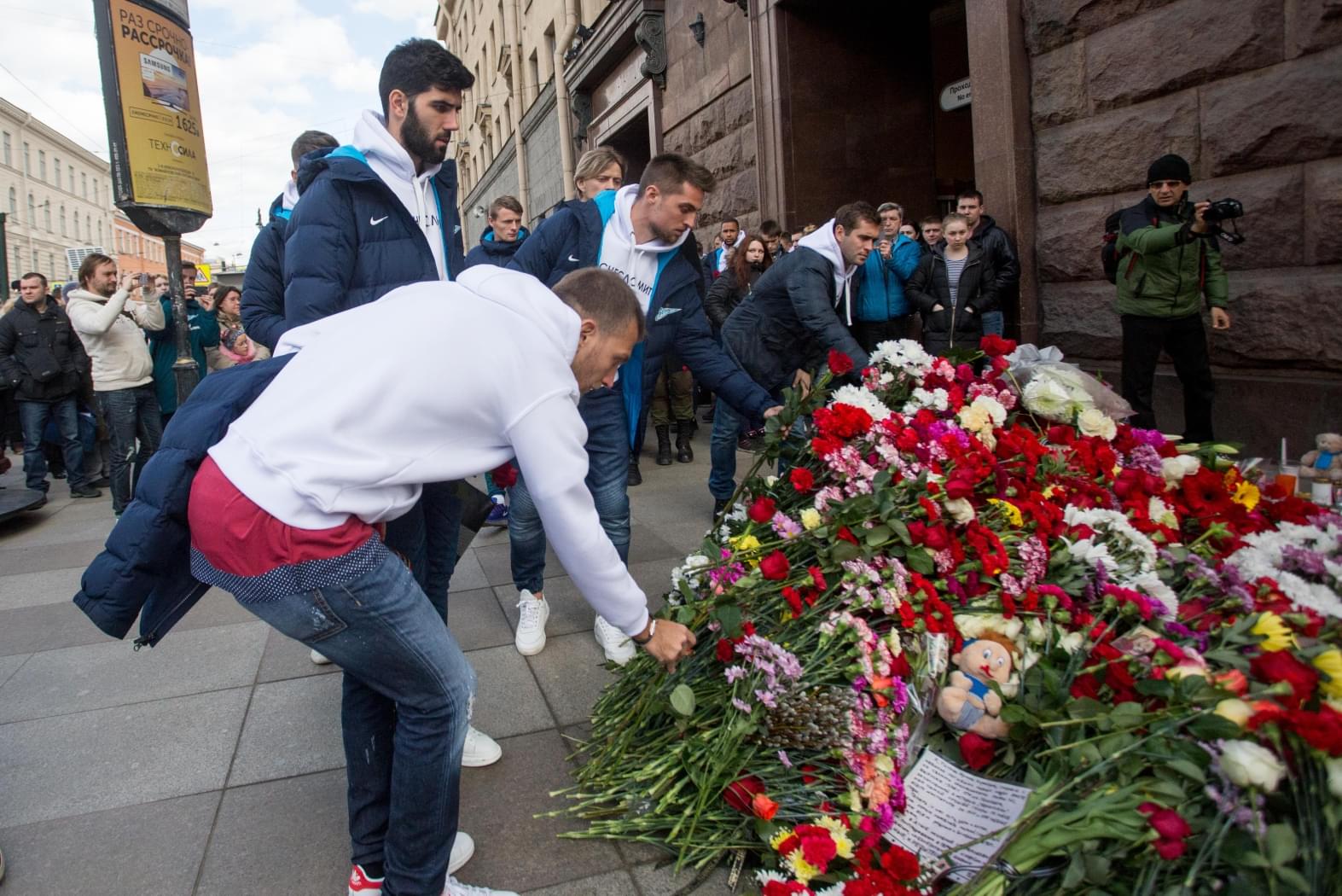 Fotbaliștii lui Zenit Sankt-Petersburg depun flori la intrarea în stația de metrou Sennaya. (FOTO: fc-zenit.ru)