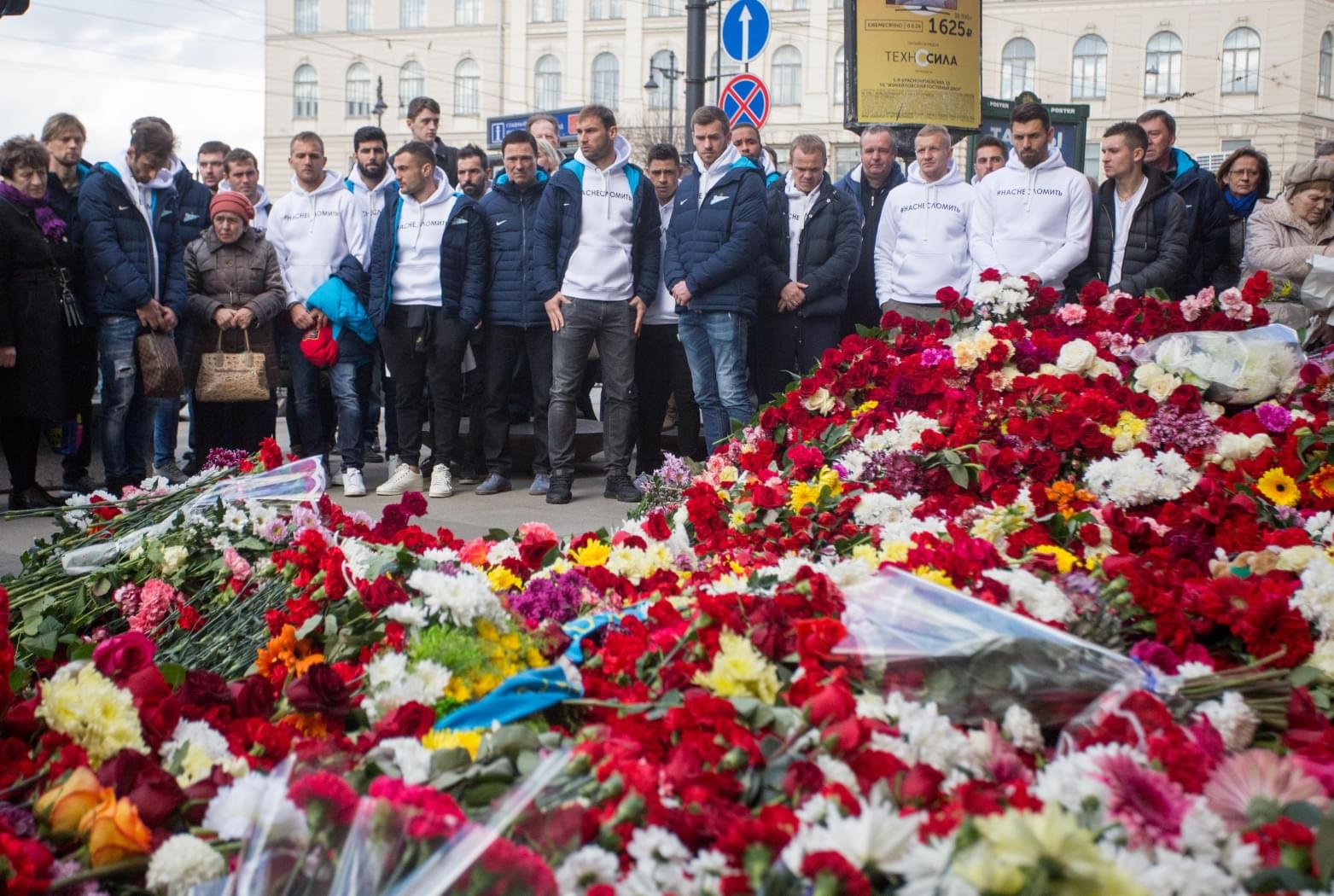 Delegația lui Zenit se reculege în fața mormanului de flori de la intrarea în stația de metrou Sennaya. (FOTO: fc-zenit.ru)