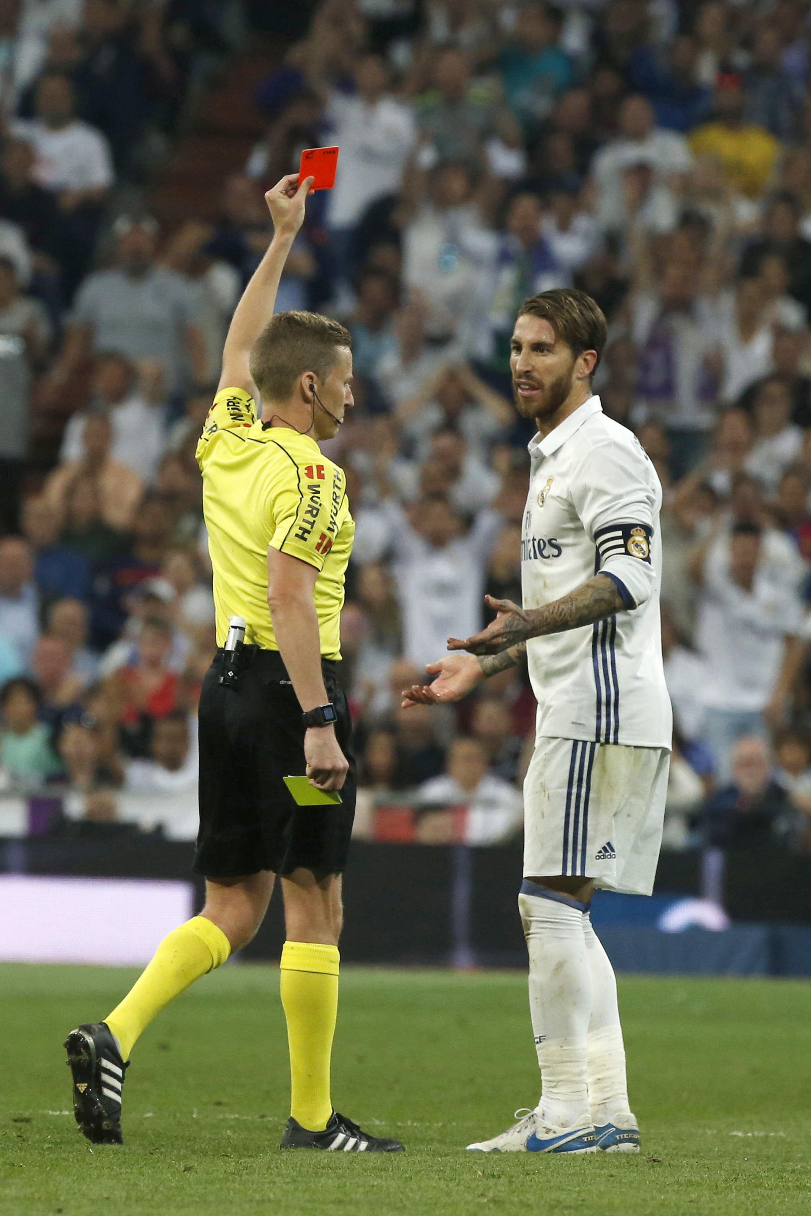 Sergio Ramos vede cartonașul roșu pentru un fault la Messi. (FOTO: EPA)