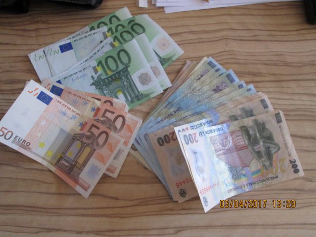 A predat un portofel cu bani la Poliția din Arad. Gestul de omenie al unui tânăr înainte de Paște