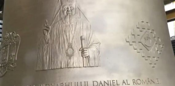 Chipul Patriarhului Daniel apare pe clopotul de la Catedrala Mântuirii Neamului - imagine cu clopotul