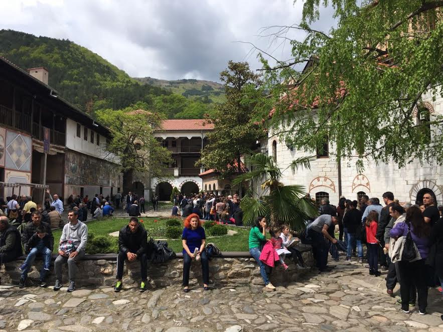 Sute de oameni istoviți de pe drum, așteaptă în curtea Mănăstirii Bachkovo să poată atinge icoana făcătoare de minuni a Maicii Domnului