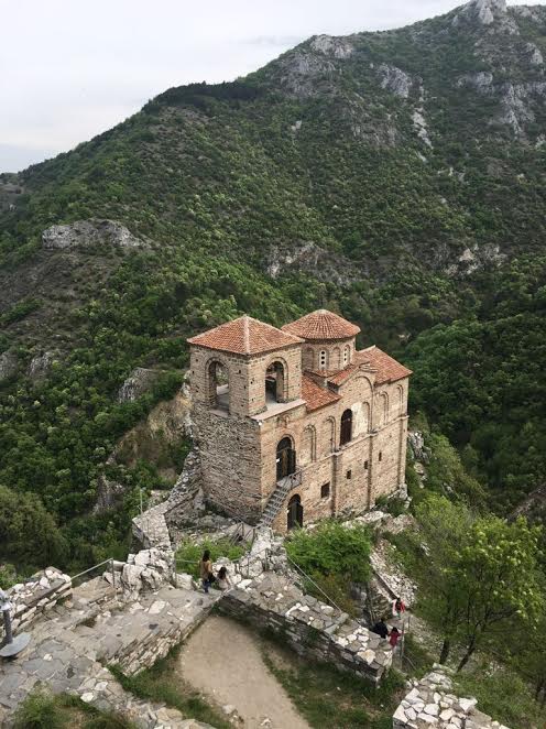 Vechea Biserica a Asăneștilor, cocoțată de nouă secole pe un pisc de munte, precum un un veritabil cuib de vulturi, este un alt obiectiv bisericesc căutat de creincioșii veniți și din România