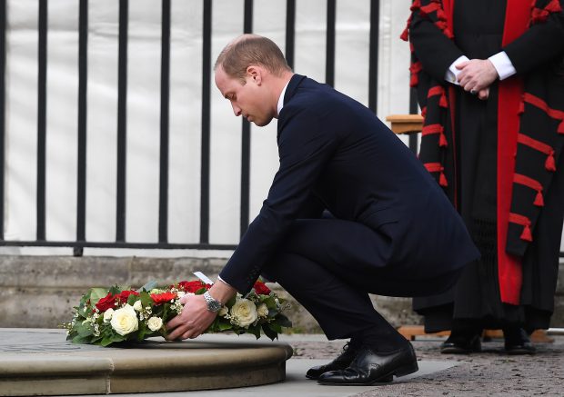 Ducele de Cambridge depune un buchet de flori la monumentul Inocenților