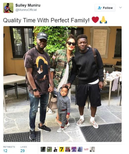 Sulley Muniru (stânga), alături de celebrul său frate Sulley Muntari și de familia acestuia. Foto: Twitter