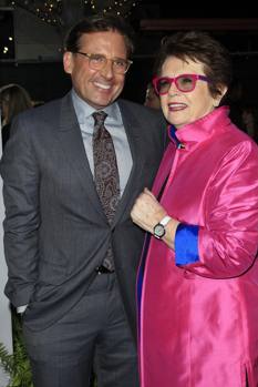 Billie Jean King con l'attore Steve Carell, uno dei protagonisti della trasposizione cinematografica della celebre battaglia dei Sessi. Reuters