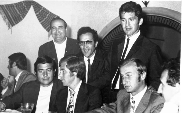 Banchetul de după retragerea din 1971, alături de prieteni de la Dinamo, Florea Dumitrache fiind unul dintre aceştia