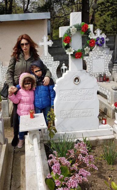 Cristina Spătar a petrecut Paștele la Onești. Imagine emoționantă de la mormântul mamei sale