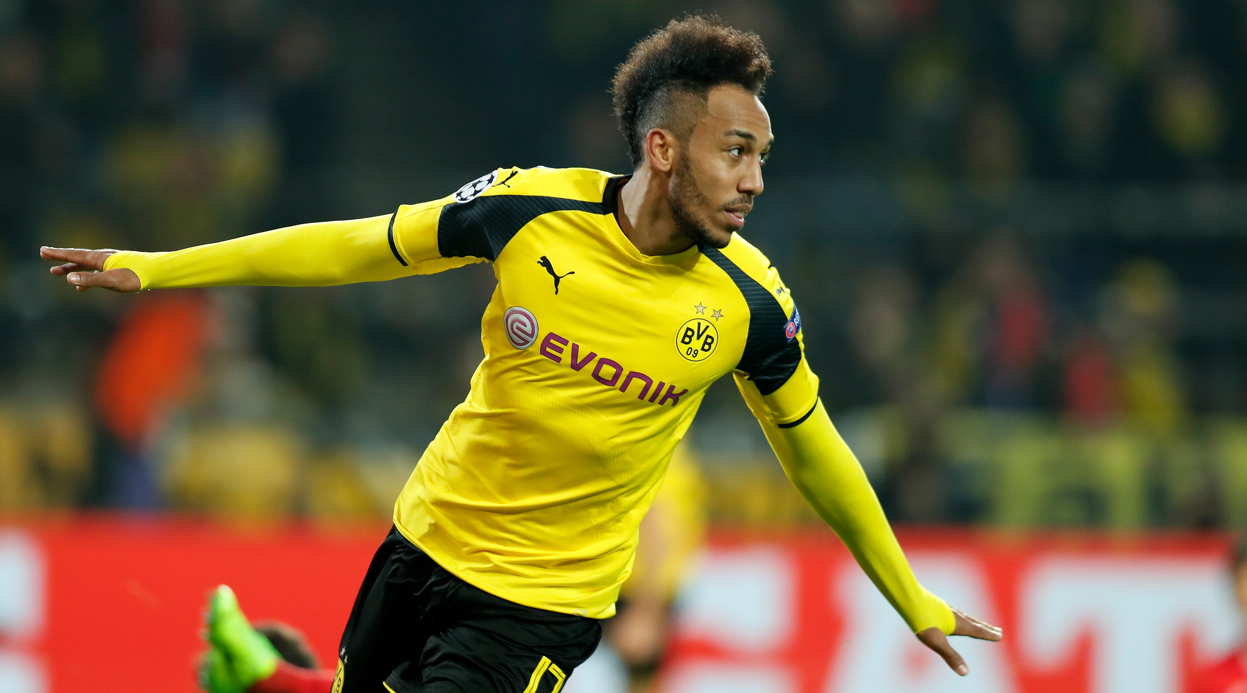 Pierre-Emerick Aubameyang, atacantul Borussiei Dortmund, bucurându-se pentru un gol marcat în poarta Benficăi Lisabona, în optimile de finală ale Ligii Campionilor. (FOTO: EPA)