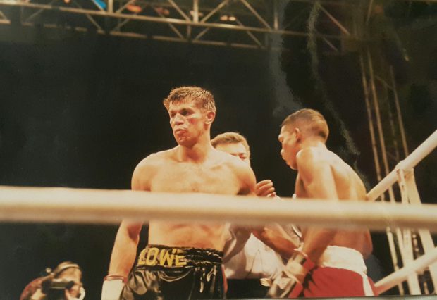 Mihai Leu (stânga), în ring, în timpul meciului pentru titlul mondial cu Santiago Samaniego, din 22 februarie 1997.