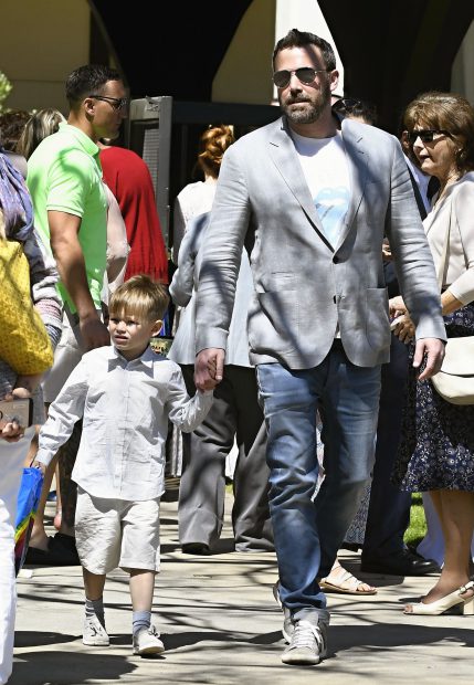 Ben Affleck si fiul său Samuel la ieșirea de la biserica