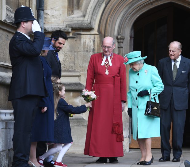 Regina Elisabeta, imbrăcată în turcoaz, alături de sotul ei, prințul Philip, la slujba de Paște